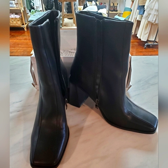 Mata Shoes Shoes - Mata black heeled boots w/ side zipper 9